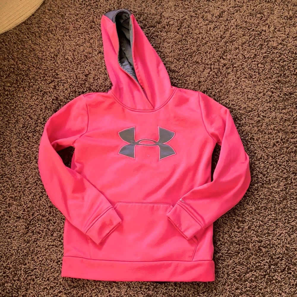 Pink under armor sweatshirt with pockets.